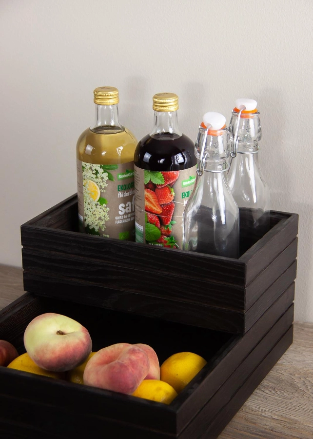 Stapelbar trälåda från Select Concept i GN 1/4 storlek med höjd 8,5 cm staplad med annan trälåda.