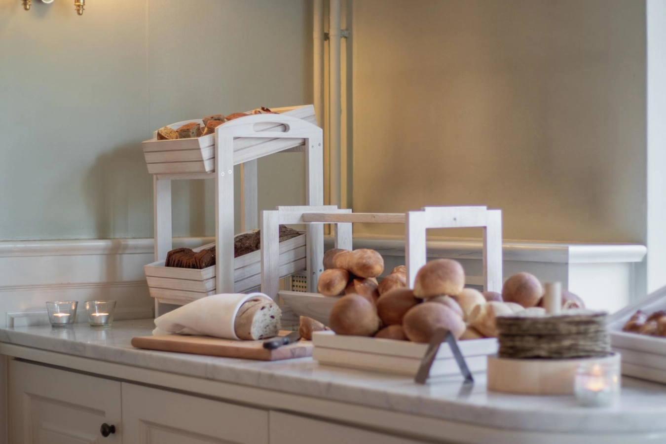 Ställning i askbets från Select Concept med stapelbara GN 1/2 trälådor i en miljö.