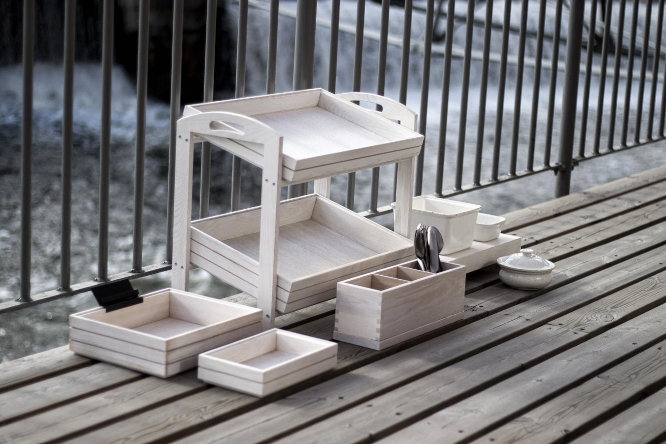 Ställning i askbets från Select Concept med stapelbara trälådor och med olika träprodukter.