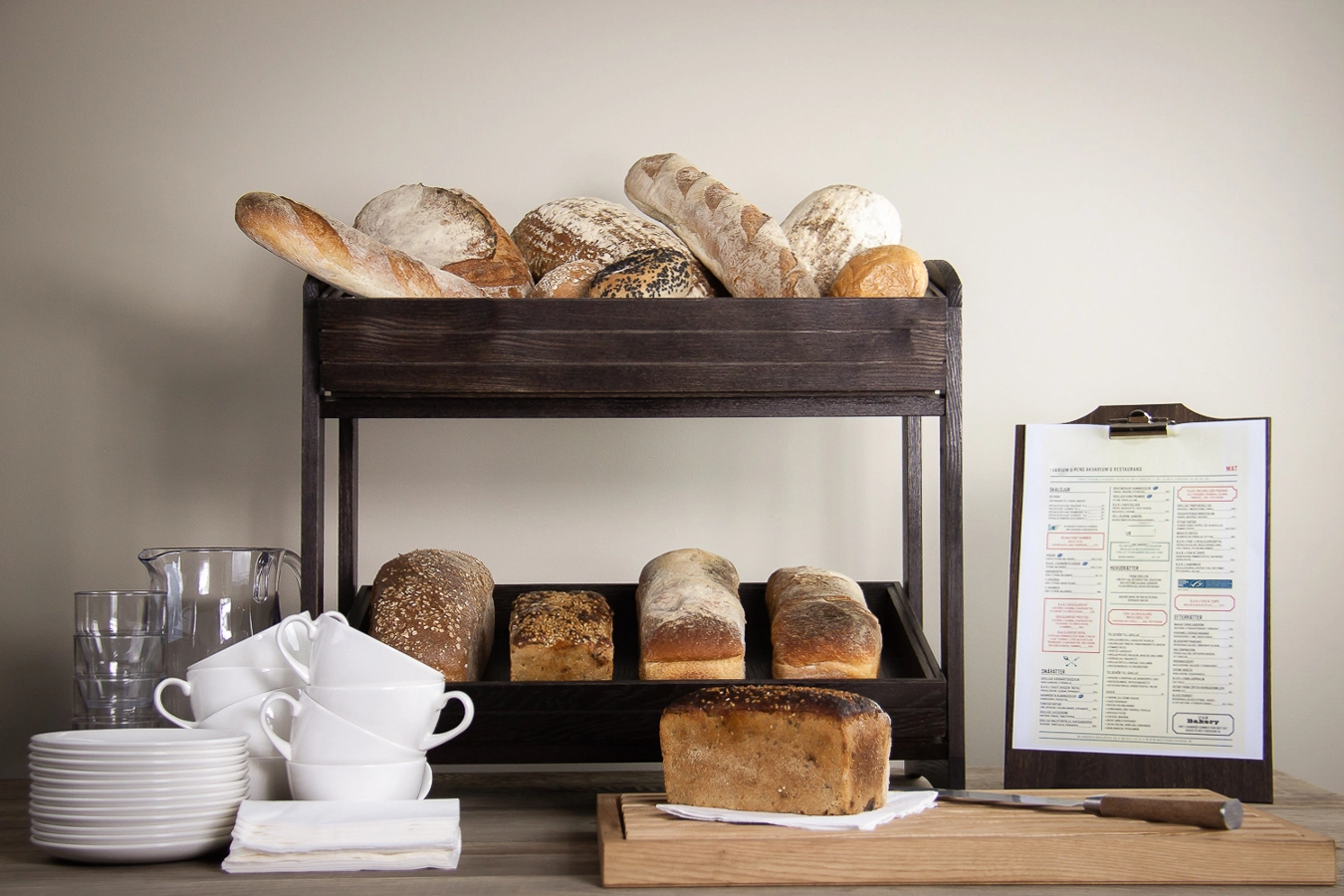 Ställning i havana black från Select Concept med stapelbara trälådor.