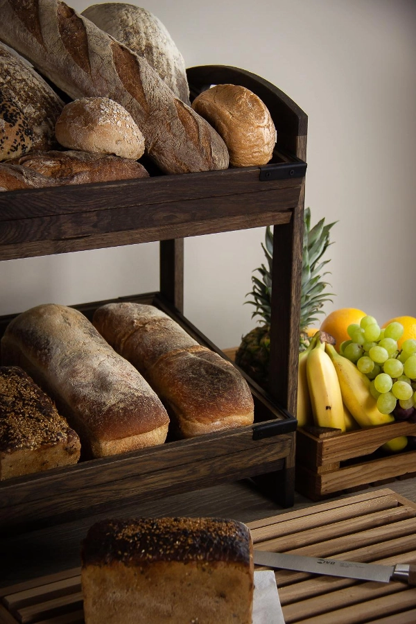 Ställning i kastanjebrunt från Select Concept med stapelbara trälådor.