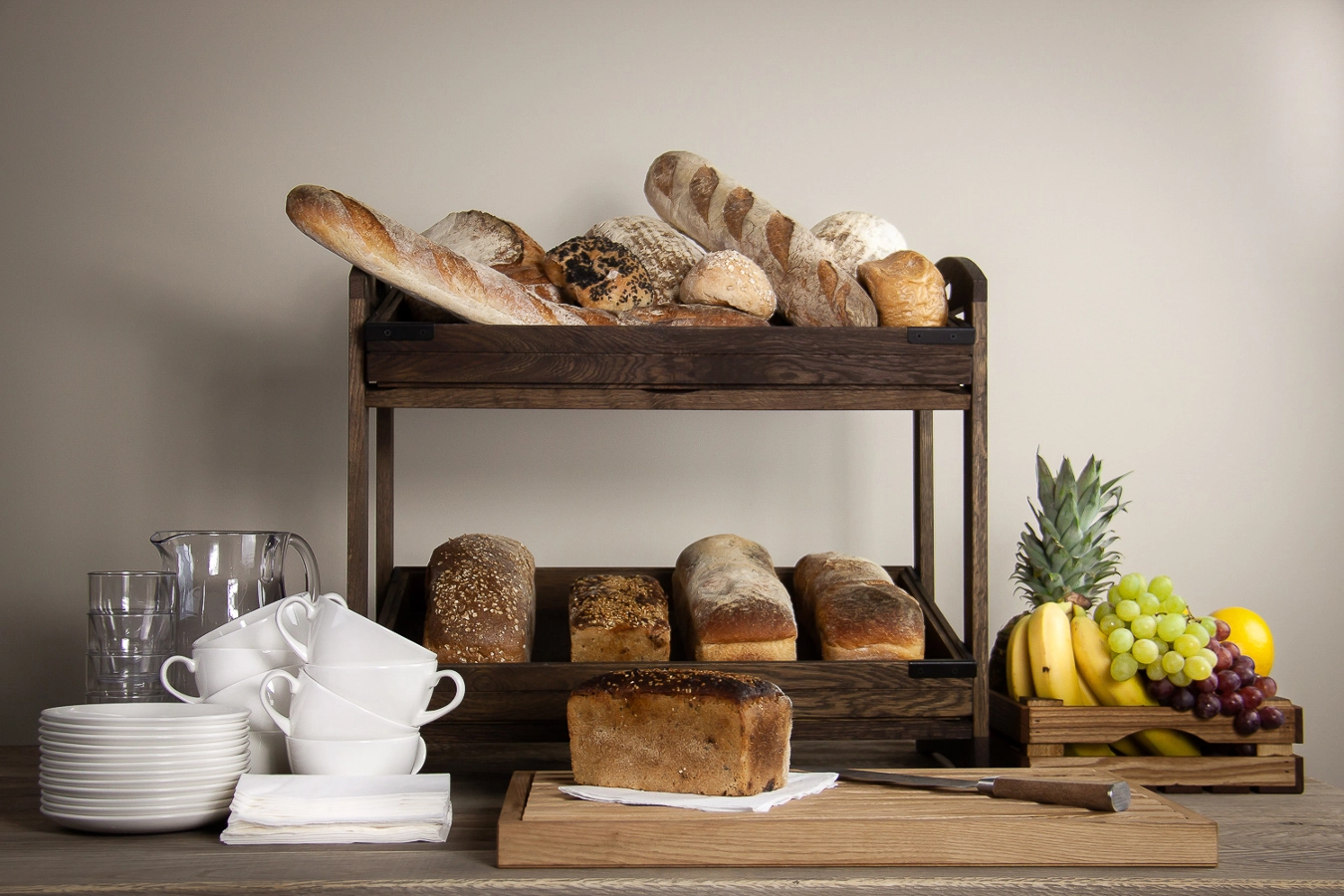 Ställning i kastanjebrunt från Select Concept med stapelbara trälådor.