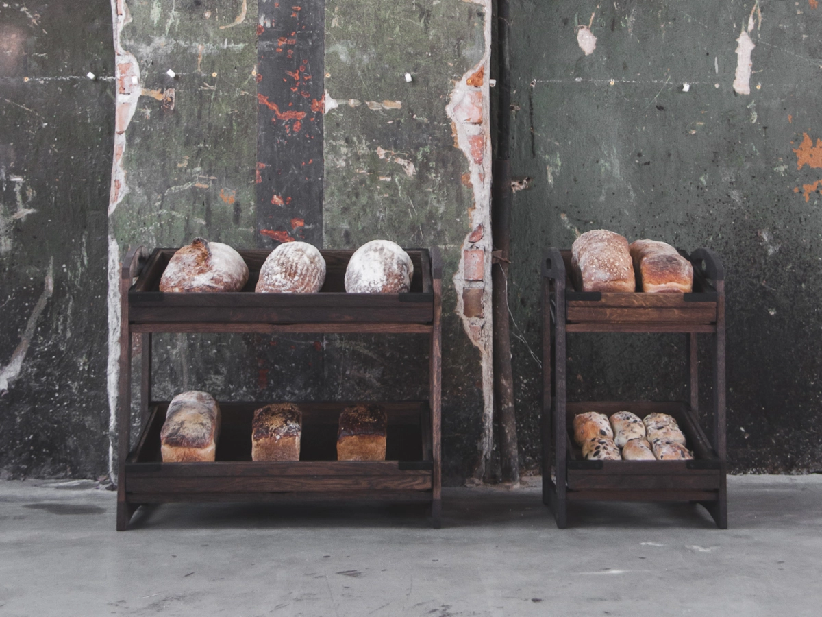 Ställningar i kastanjebrunt från Select Concept med stapelbara trälådor.