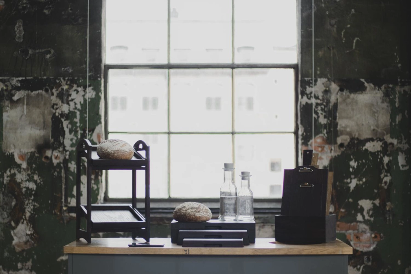 Förhöjare med 3 steg från Select Concept ihop med olika träprodukter.