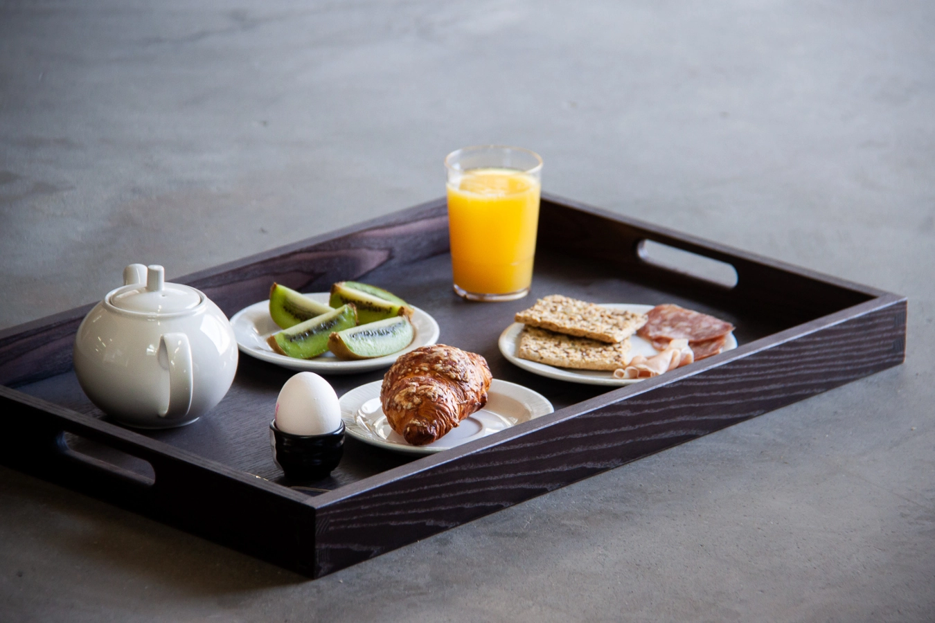 Bricka av ek med handtag som är 60x40 cm och havana black från Select Concept.