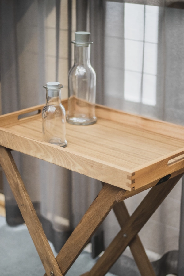 Bricka av ek med handtag som är 60x40 cm och linoljad ihop med ställning från Select Concept.