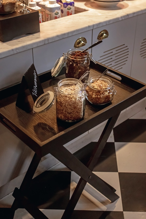 Bricka av ek med handtag som är 60x40 cm ihop med ställning från Select Concept.