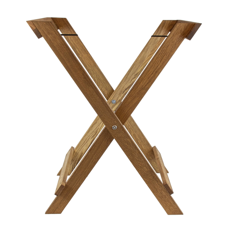 Brickställning av ek som är linoljad från Select Concept och passar vissa serveringsbrickor.