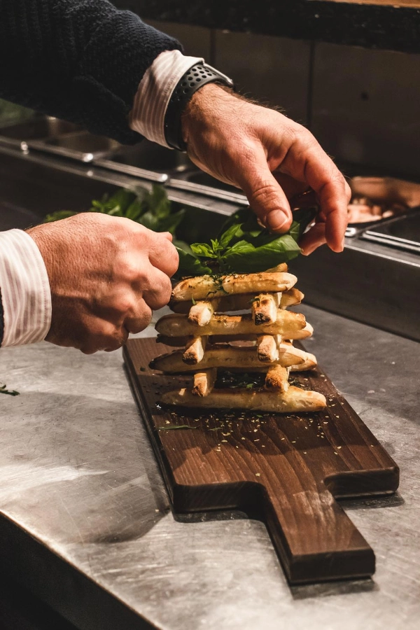 Träbricka med handtag i medium storlek och mörk ek/svartek från Select Concept.