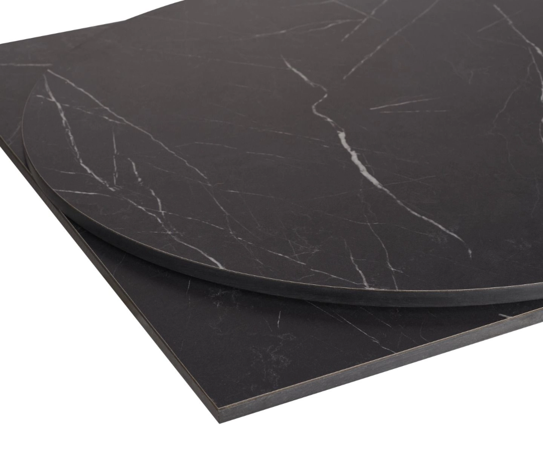 Bordsskiva av kompaktlaminat från Global i svart marmor.