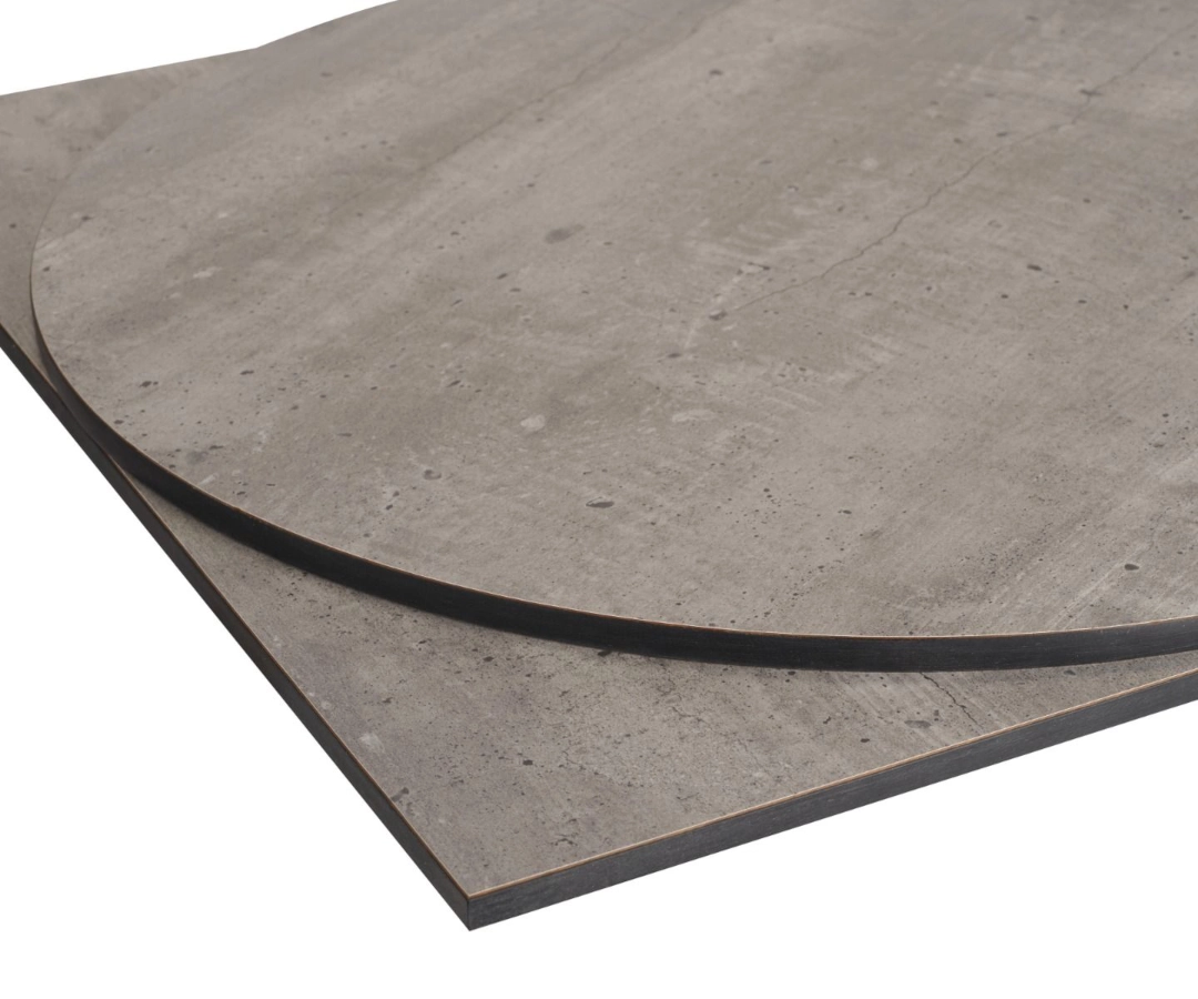 Bordsskiva av kompaktlaminat från Global i cement.