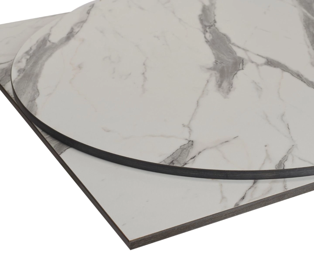 Bordsskiva av kompaktlaminat från Global i vit marmor.