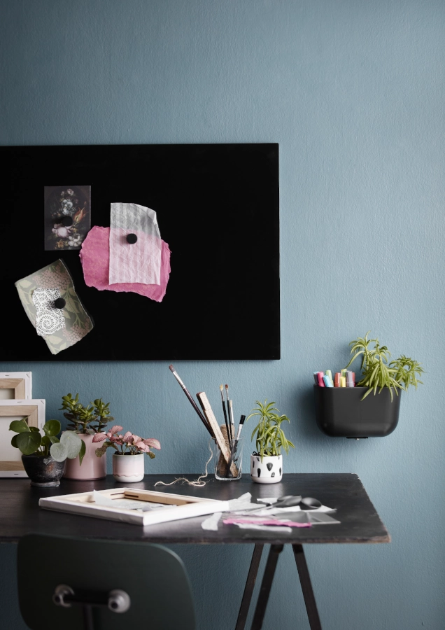 Chat Board Classic magnetisk skrivtavla i svart och i en miljö.