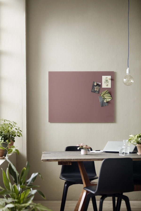 Chat Board Classic magnetisk skrivtavla i plum och i en miljö.