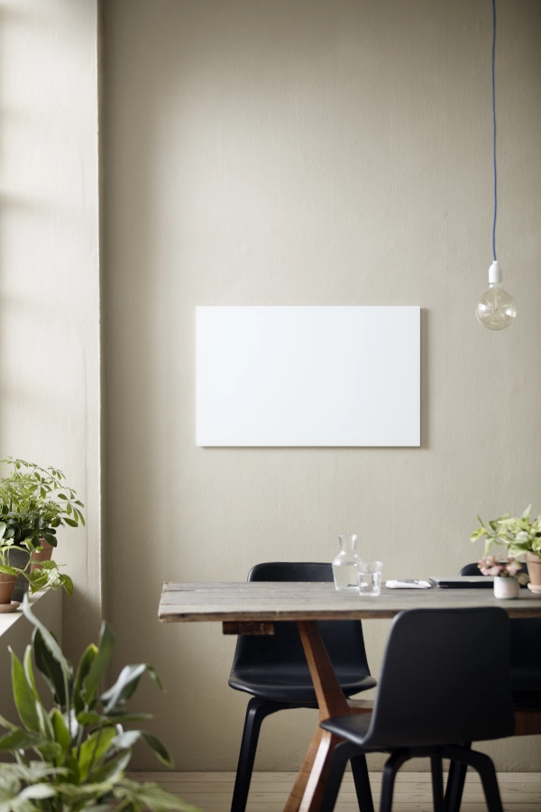 Chat Board Classic magnetisk skrivtavla i pure white och i en miljö.