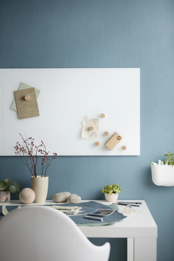 Chat Board Classic magnetisk skrivtavla i pure white och i en miljö.