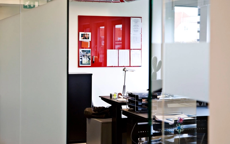 Chat Board Classic magnetisk skrivtavla i en miljö.