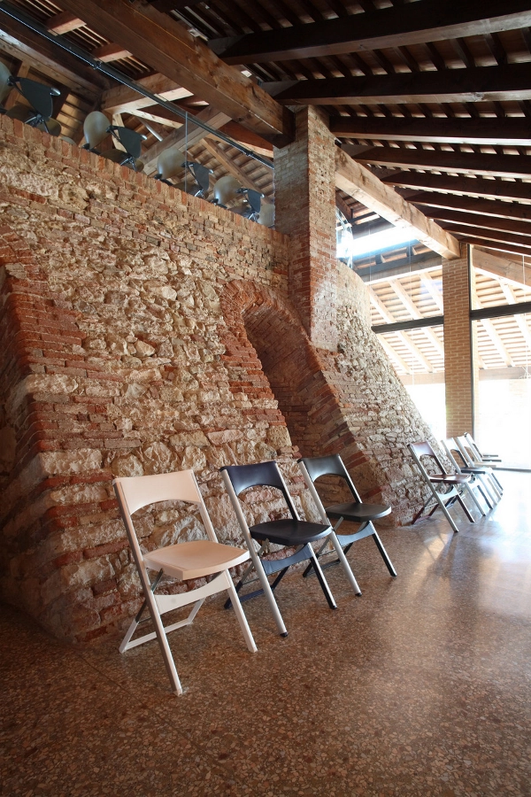 Compact fällstolar från Gaber som finns i olika färger.