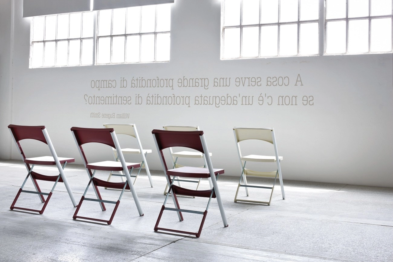 Compact fällstolar från Gaber som finns i olika färger.