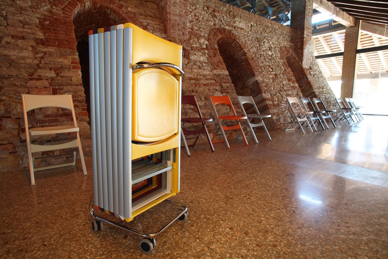 Compact fällstolar från Gaber som finns i olika färger.