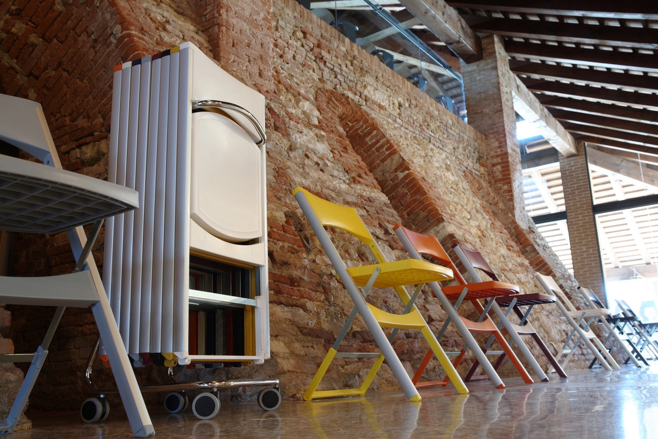 Compact fällstolar från Gaber som finns i olika färger.