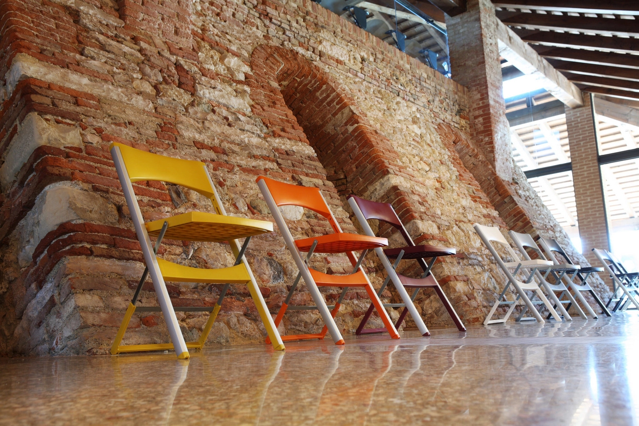 Compact fällstolar från Gaber som finns i olika färger.