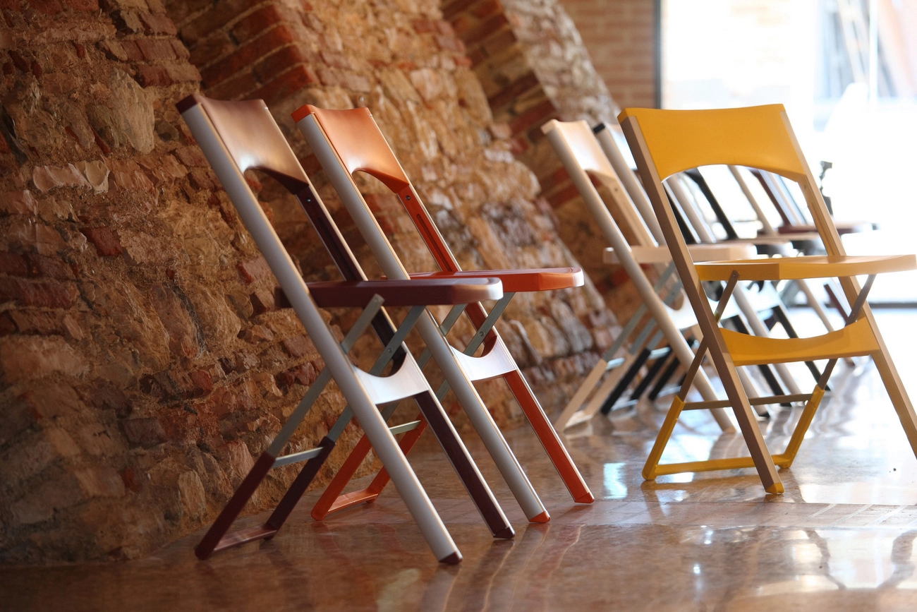 Compact fällstolar från Gaber som finns i olika färger.