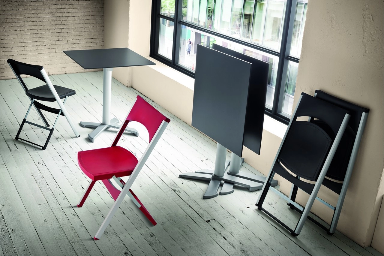 Compact fällstolar från Gaber som finns i olika färger.