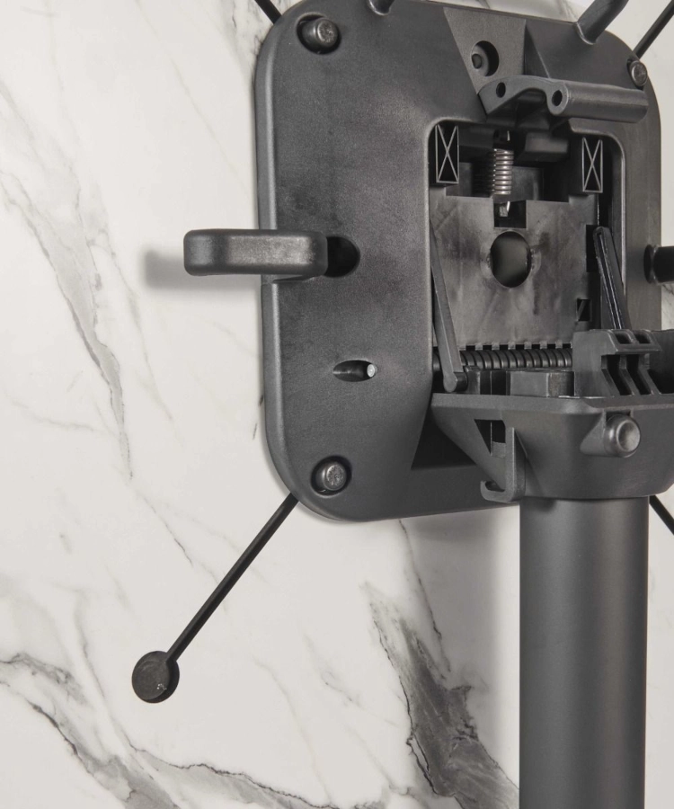 Bordsskiva av kompaktlaminat från Global i vit marmor och närbild ihop med fäste.