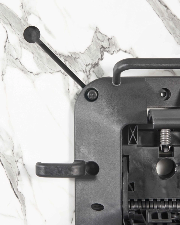 Bordsskiva av kompaktlaminat från Global i vit marmor och närbild ihop med fäste.