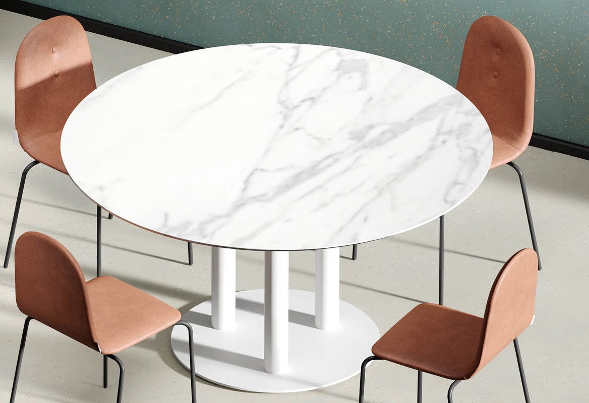 Heavy 3 bordsstativ från Corbetta Salvatore med bordsskiva i en miljö.