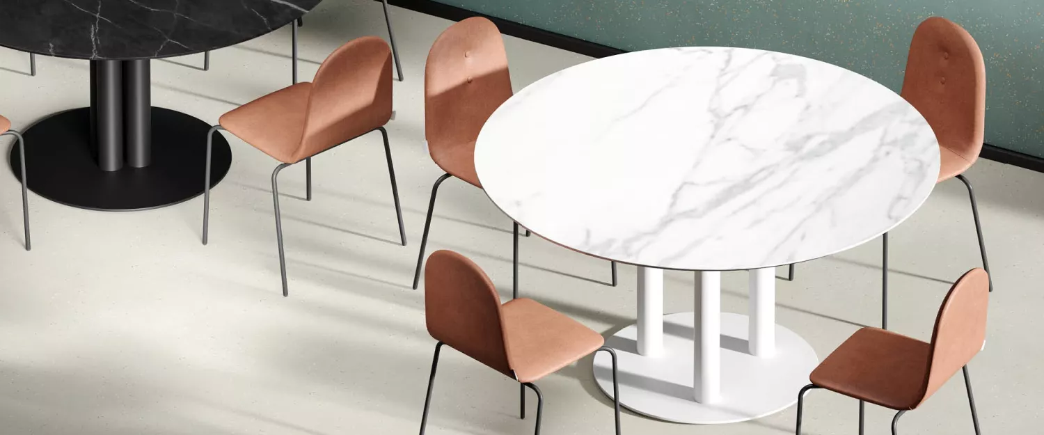 Heavy 3 och 4 bordsstativ från Corbetta Salvatore med bordsskiva i en miljö.