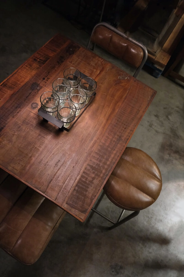 Brooklyn barstol och barpall från Trademark Living i en miljö.