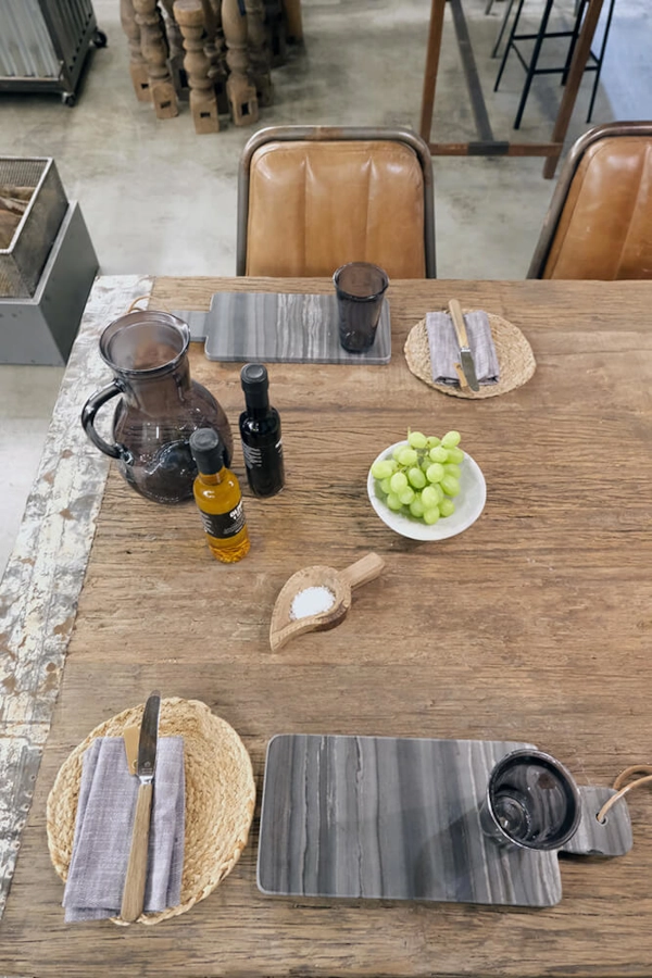 Brooklyn stolar med klädd sits och rygg från Trademark Living i en miljö.