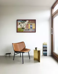 Slit table high bord från Hay som är i mässing och ihop med Dapper fåtölj.