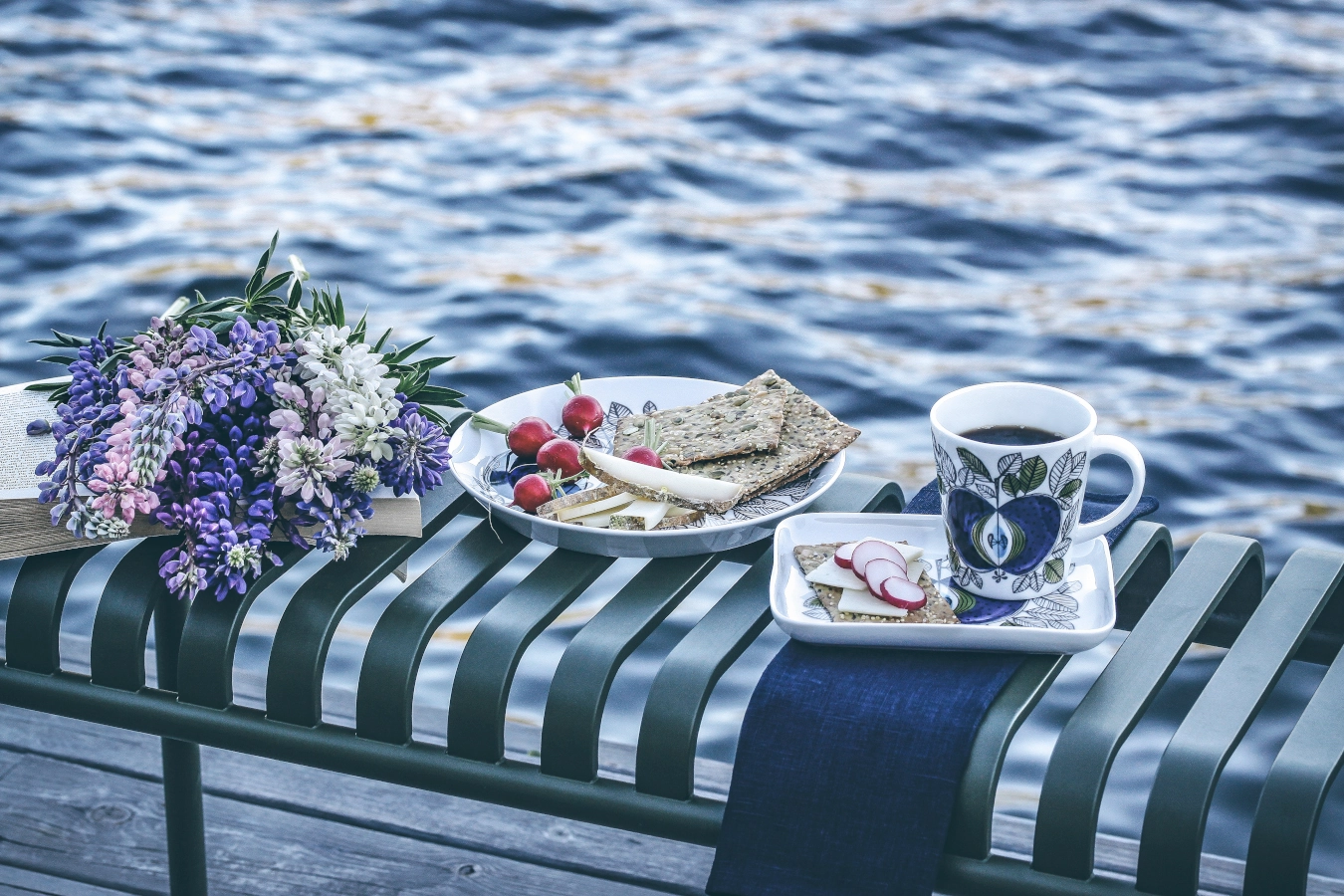 Eden kaffemugg, tallrik och fat från Rörstrand.