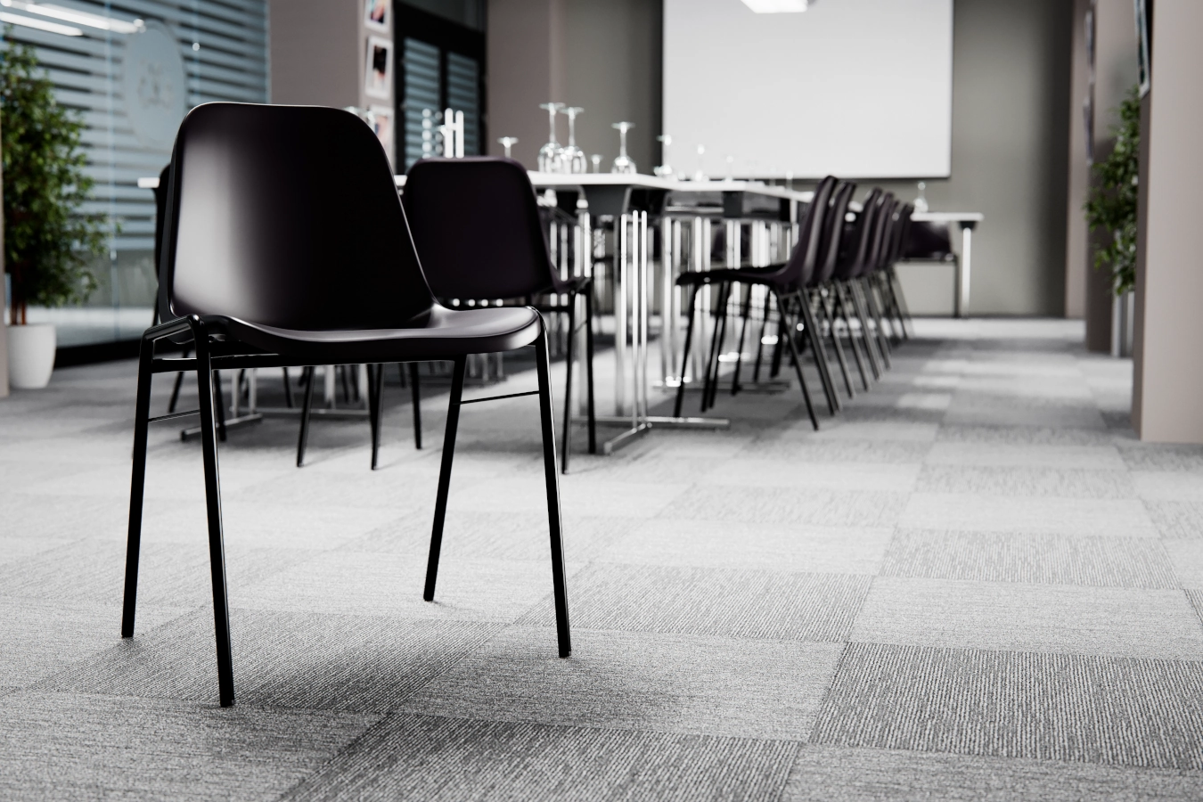 Bella stol från Elj i svart med svart sittskal av plast.