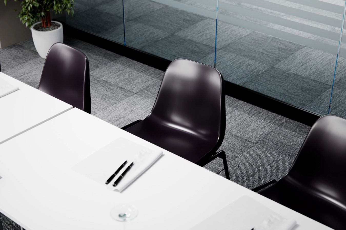 Bella stolar från Elj i svart med svart sittskal av plast.