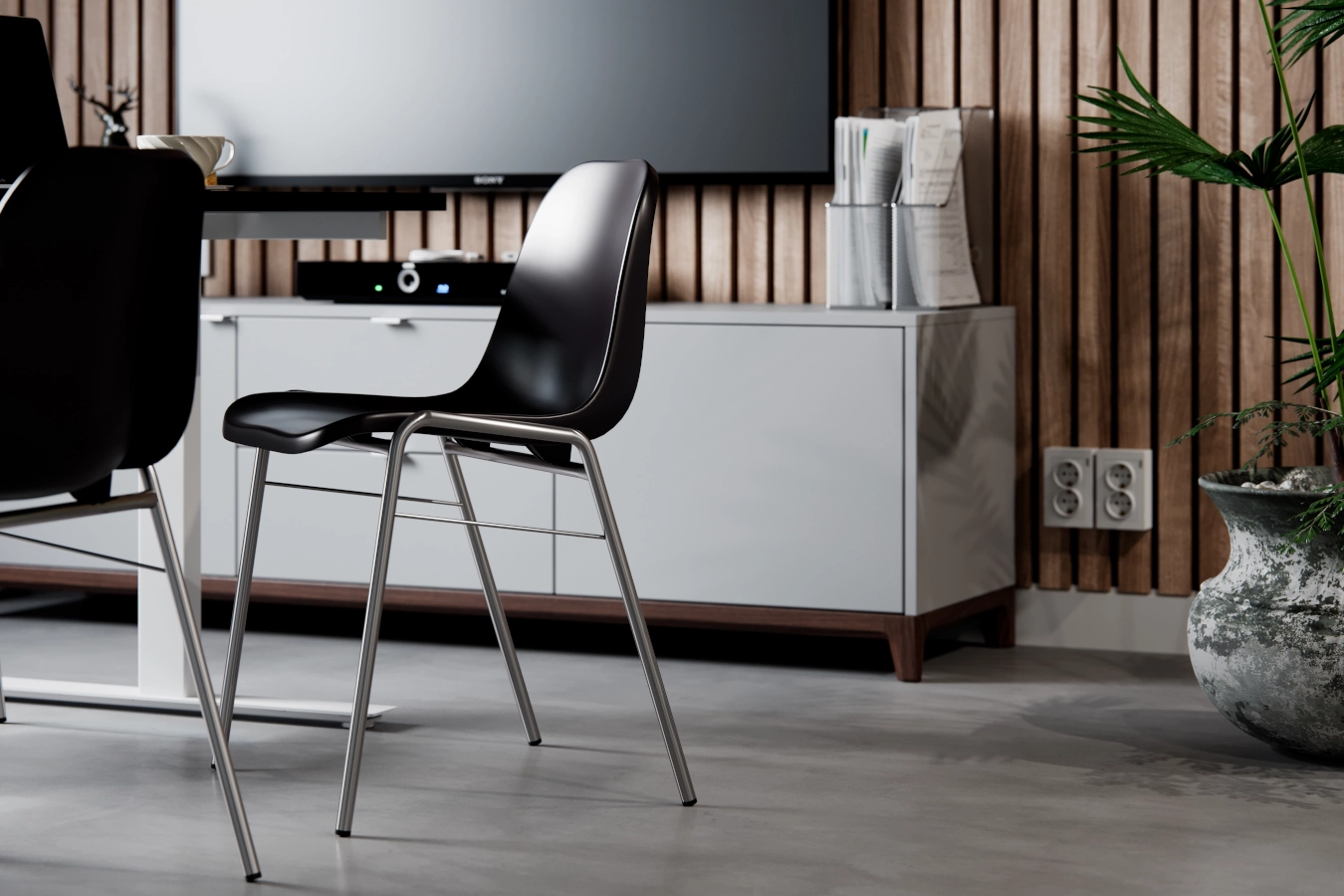 Bella stolar från Elj i krom med svart sittskal av plast.