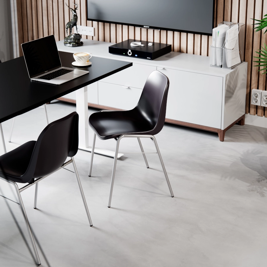 Bella stolar från Elj i krom med svart sittskal av plast.