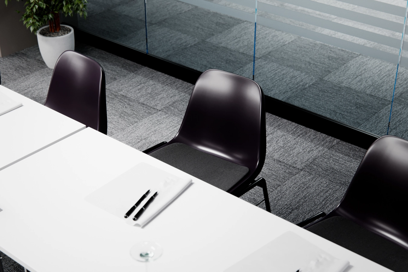 Bella stolar från Elj i svart med svart sittskal av plast och klädd sits.