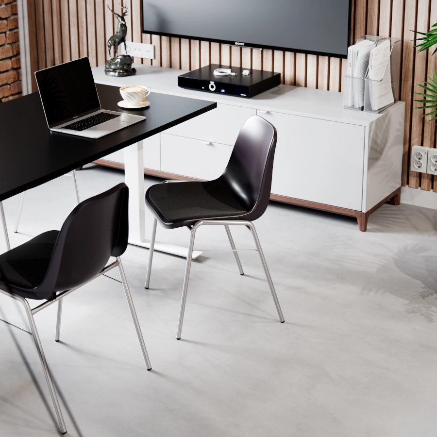 Bella stolar från Elj i krom med svart sittskal av plast och klädd sits.