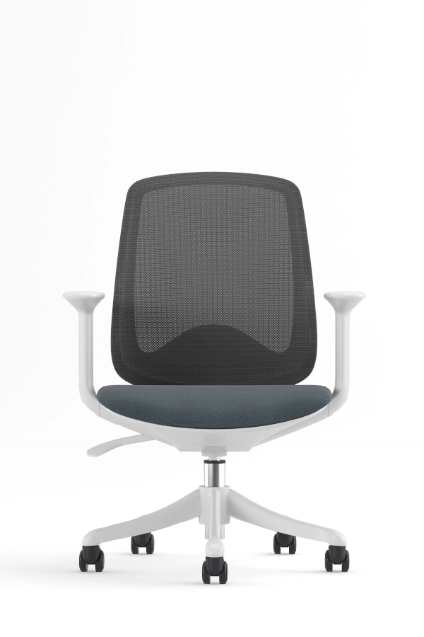 Caen kontorsstol och skrivbordsstol i vitt med mörkgrå tyg och mörkgrå mesh.