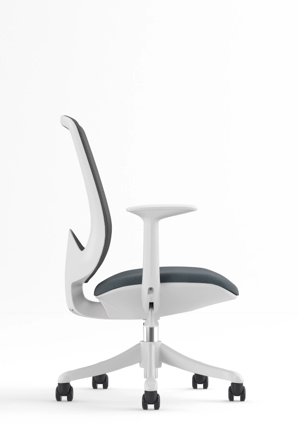 Caen kontorsstol och skrivbordsstol i vitt med mörkgrå tyg och mörkgrå mesh.