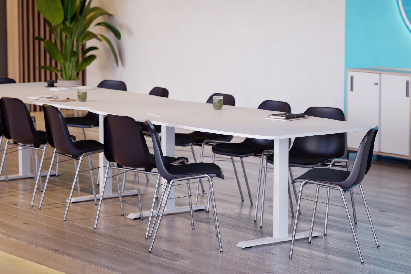 Bella stolar från Elj med svart plastskal och kromat stativ.