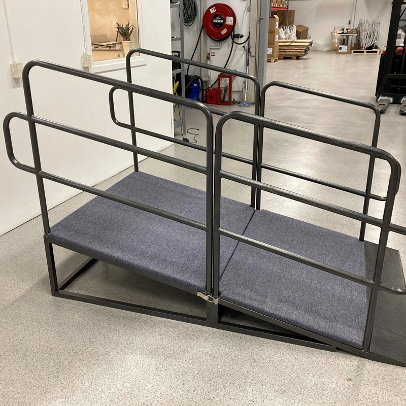 Ramp till scen med skyddsräcke från Elj som är anpassad till en fällbar och flyttbar scen.