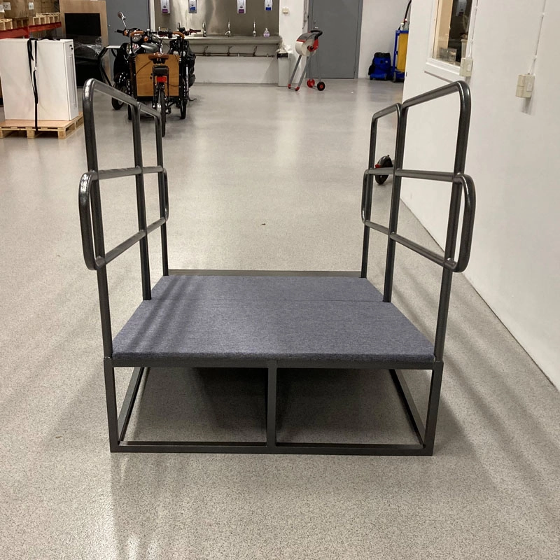 Ramp till scen med skyddsräcke från Elj som är anpassad till en fällbar och flyttbar scen.