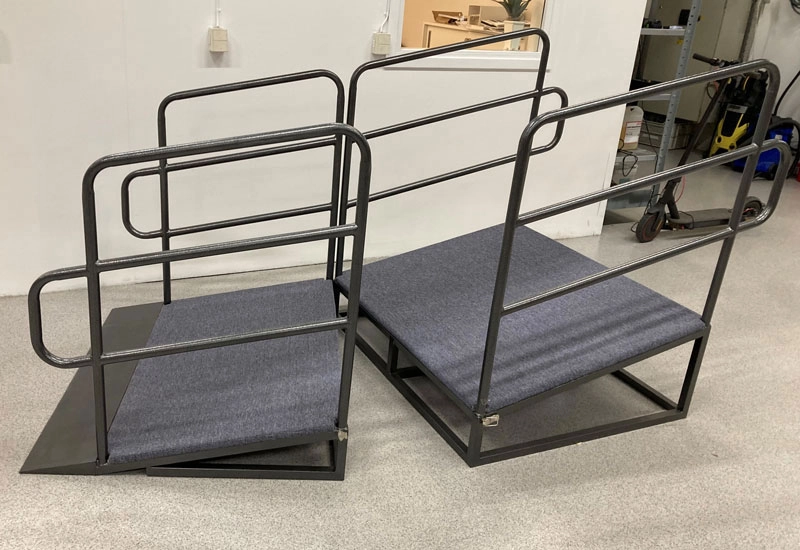 Ramp till scen med skyddsräcke från Elj som är anpassad till en fällbar och flyttbar scen.