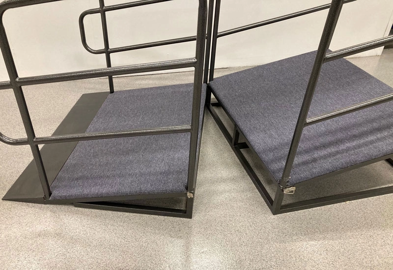 Ramp till scen med skyddsräcke från Elj som är anpassad till en fällbar och flyttbar scen.
