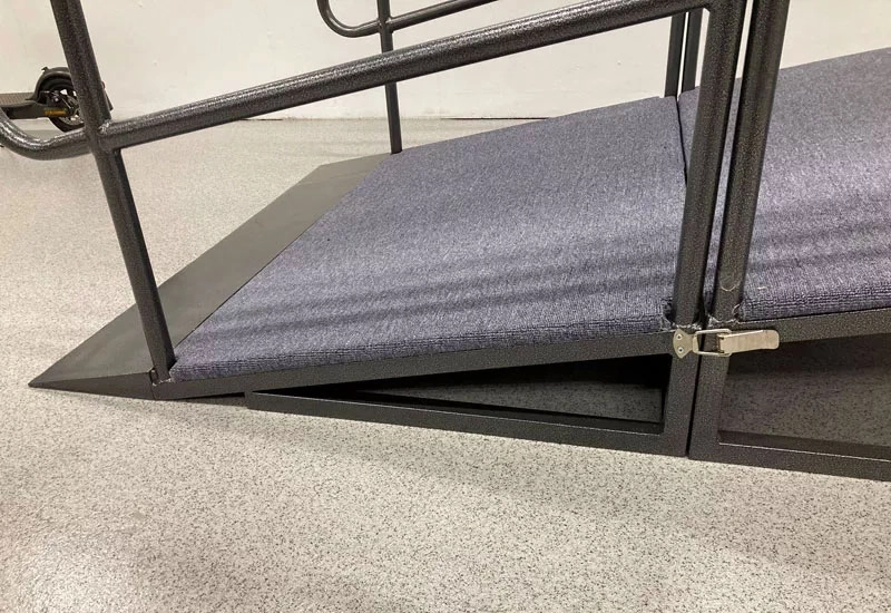 Ramp till scen med skyddsräcke från Elj som är anpassad till en fällbar och flyttbar scen.